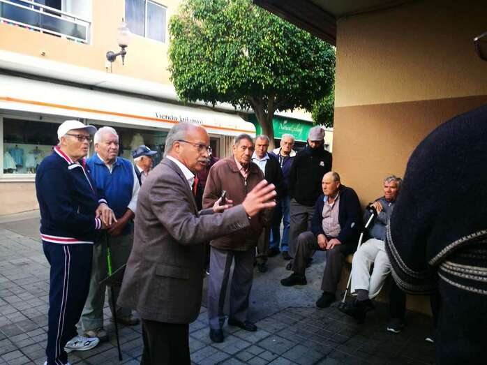 Sebastián Henríquez charla con un grupo de mayores (Foto TA)
